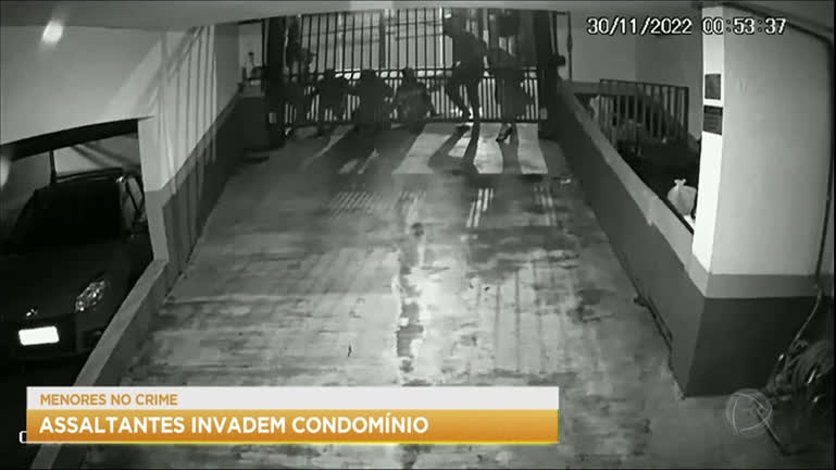 Vídeo: Criminosos invadem condomínio e furtam bicicletas e dois carros no ABC paulista