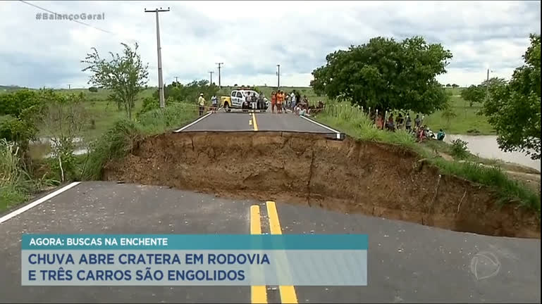 Chuva forte abre cratera em rodovia de Sergipe e deixa uma pessoa