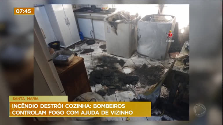 Vídeo: Incêndio destrói cozinha de casa em Santa Maria