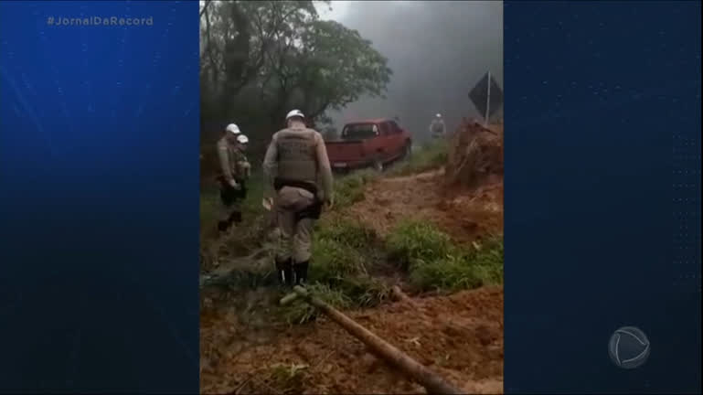 Vídeo: Chuva causa deslizamentos de terra e interdições em Santa Catarina