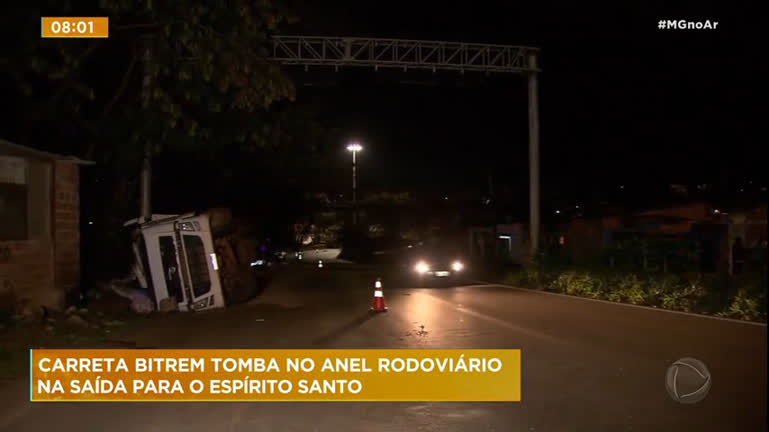 Vídeo: Carreta que transportava produtos agrícolas tomba no Anel Rodoviário em Belo Horizonte