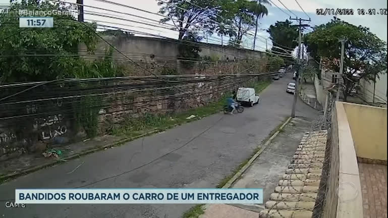 Vídeo: Bandidos roubam veículo de trabalho de entregador em São Cristóvão
