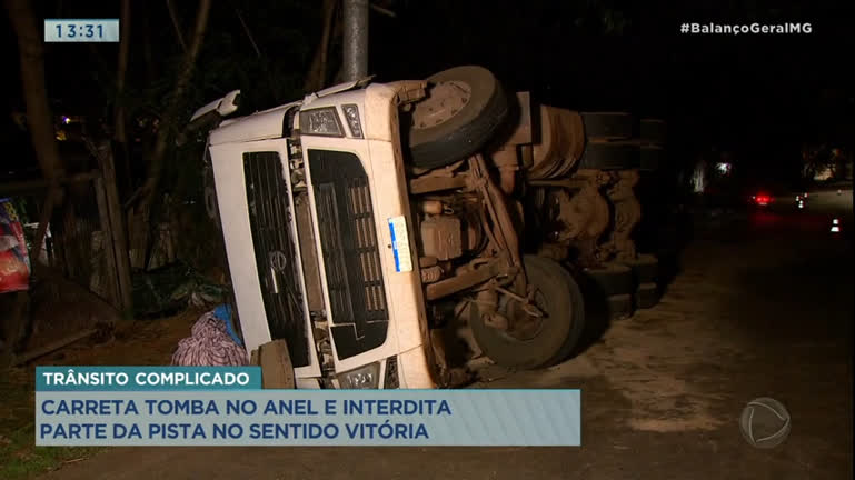 Vídeo: Carreta tomba no Anel Rodoviário e interdita parte da pista