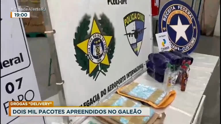 Vídeo: Ação da Polícia Civil e da Receita Federal apreende pacotes com drogas no Rio