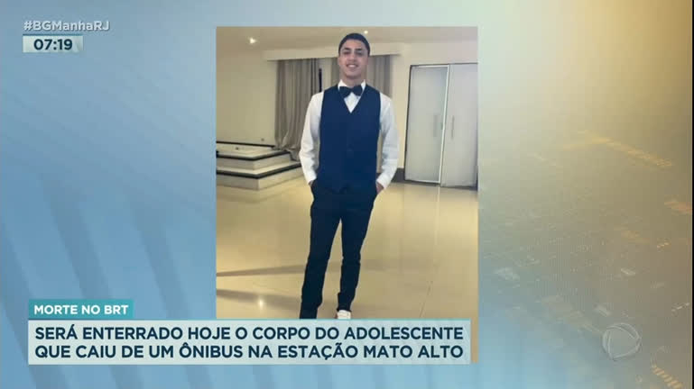 Vídeo: Corpo do adolescente que caiu do BRT é enterrado no Rio