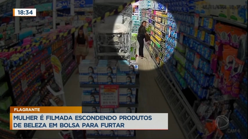 Vídeo: Mulher é flagrada escondendo produtos em bolsa para furtar