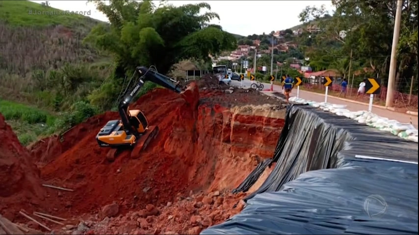 APÓS DIVULGAÇÃO NO OTABULEIRO, CRATERA DA AVENIDA UBAITABA ESTÁ SENDO  RECAPEADA - O Tabuleiro