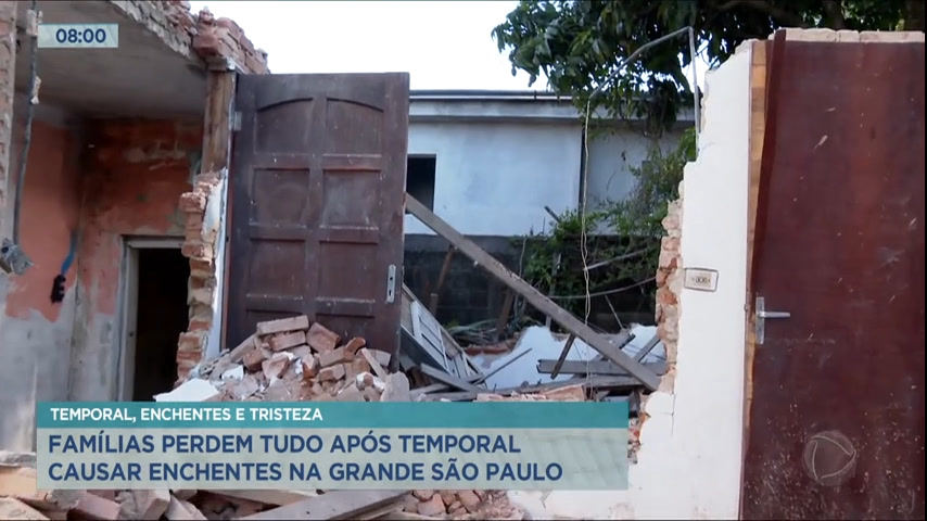 Vídeo: Chuvas causam estragos em Carapicuíba, na Grande São Paulo