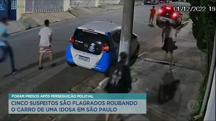 Vídeo: Cinco criminosos são flagrados roubando o carro de uma idosa na zona sul de SP