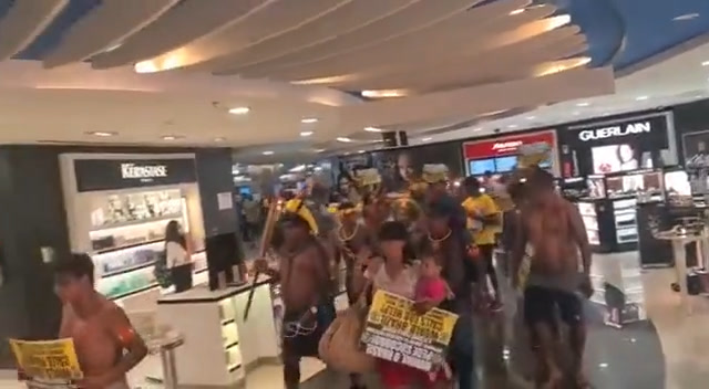 Vídeo: Indígenas invadem aeroporto de Brasília para protestar contra resultado das eleições
