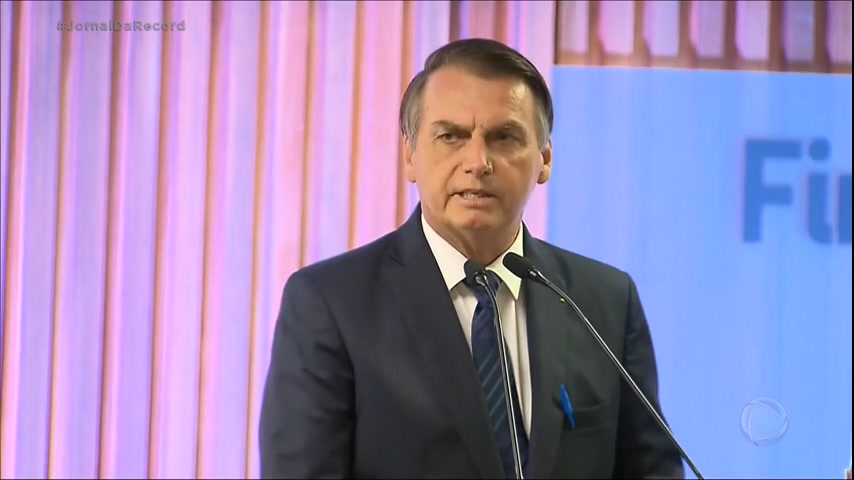 Vídeo: Arthur Lira concede aposentadoria de parlamentar ao presidente Bolsonaro