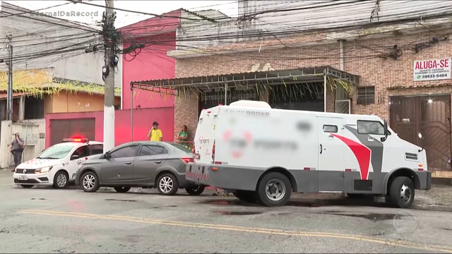 Vídeo: Segurança e assaltante são baleados em tentativa de roubo a carro-forte na zona leste de SP