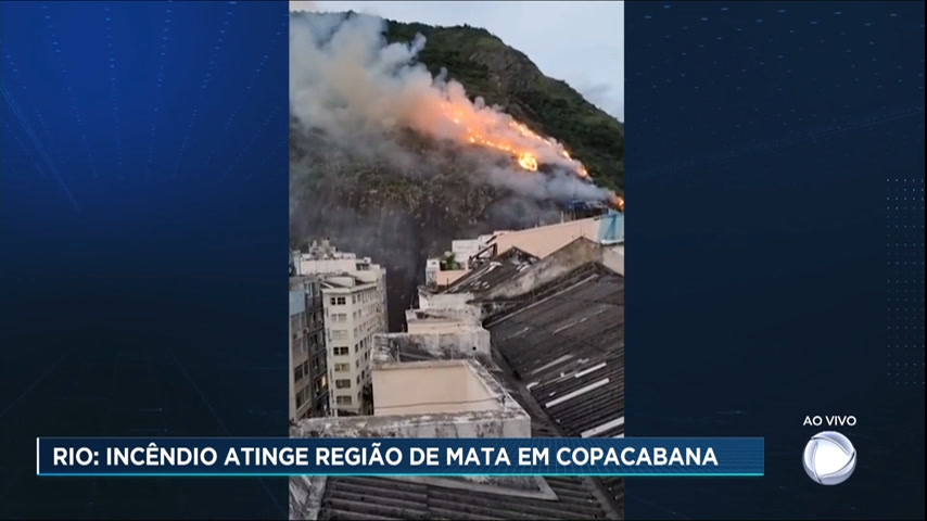 Vídeo: Incêndio atinge região de mata em morro de Copacabana
