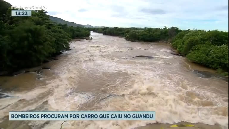 Vídeo: Bombeiros procuram carro que caiu no rio Guandu