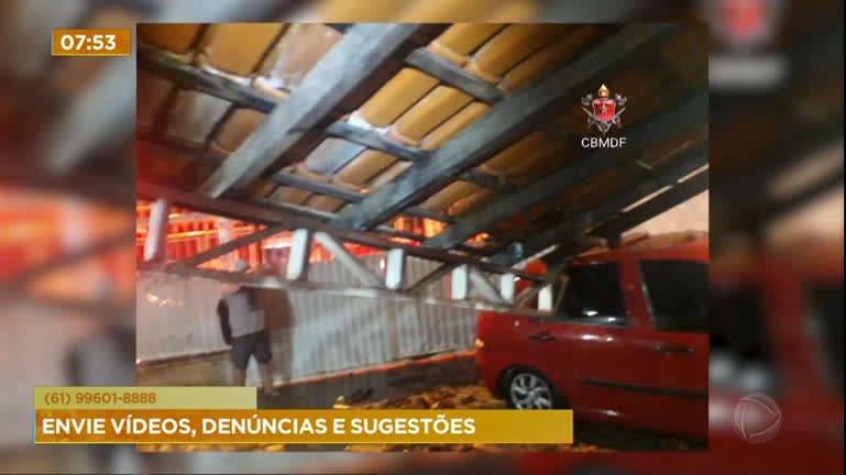 Vídeo: Forte chuva faz parte do telhado de uma casa desabar sobre carro