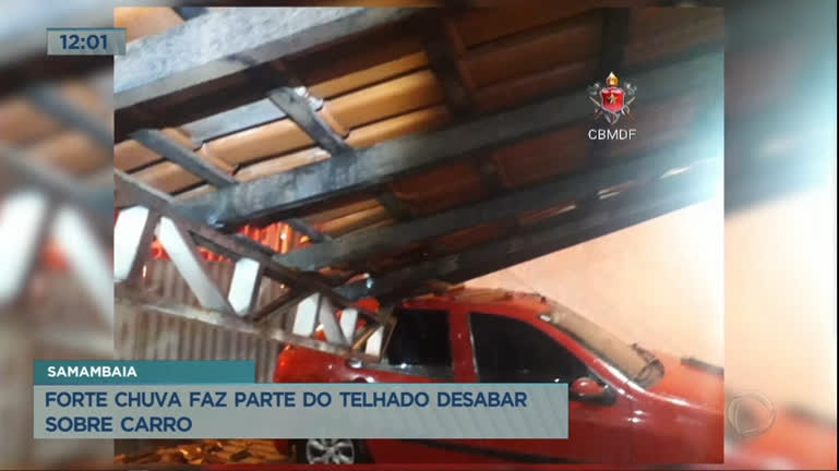 Vídeo: Forte chuva faz parte do telhado de casa desabar sobre carro em Samambaia (DF)