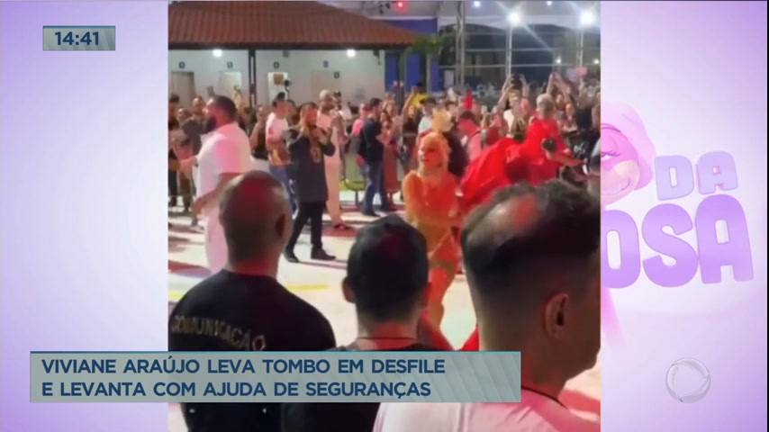 Vídeo: Viviane Araújo leva tombo em desfile e levanta com ajuda de seguranças