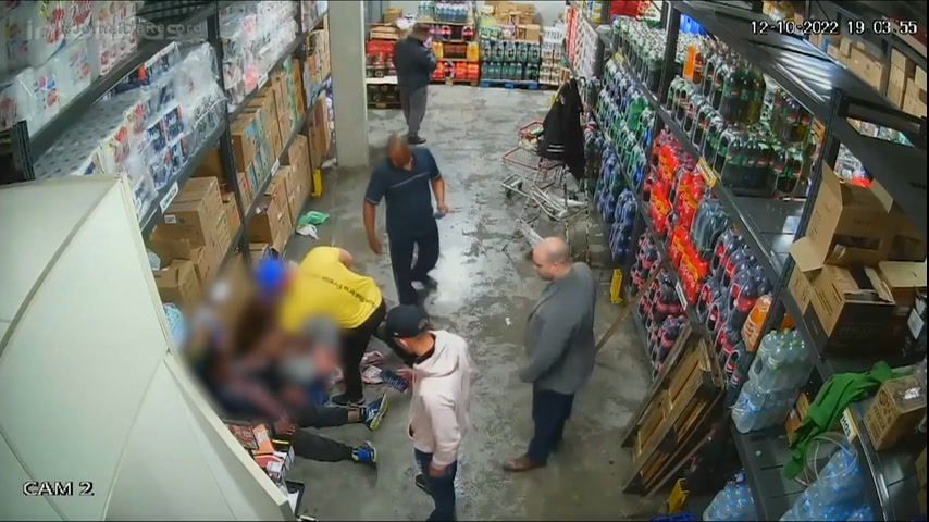 Vídeo: PMs envolvidos em sessão de tortura em supermercado ficam em silêncio durante interrogatório