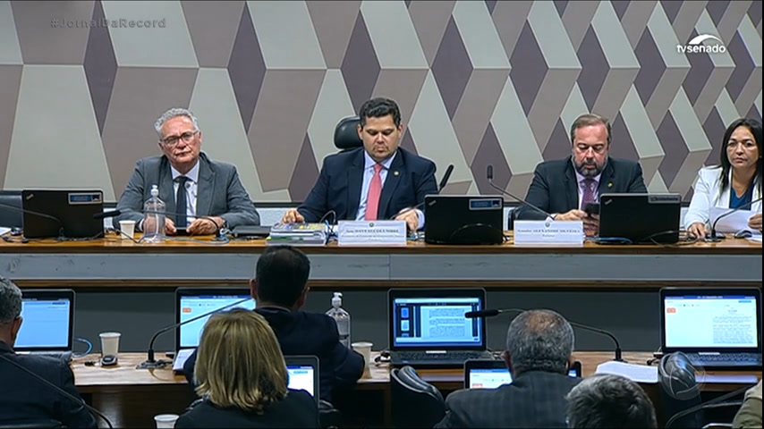 Vídeo: CCJ do Senado aprova a PEC do estouro e texto segue para o plenário