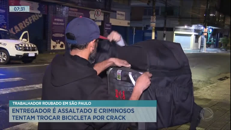 Vídeo: Ladrões assaltam entregador e tentam trocar bicicleta dele por crack