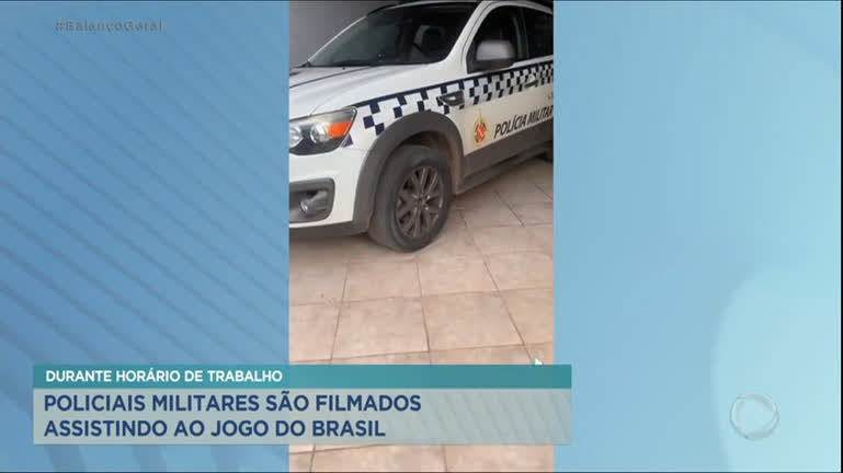 Vídeo: Policiais militares são flagrados assistindo ao jogo do Brasil no meio do expediente