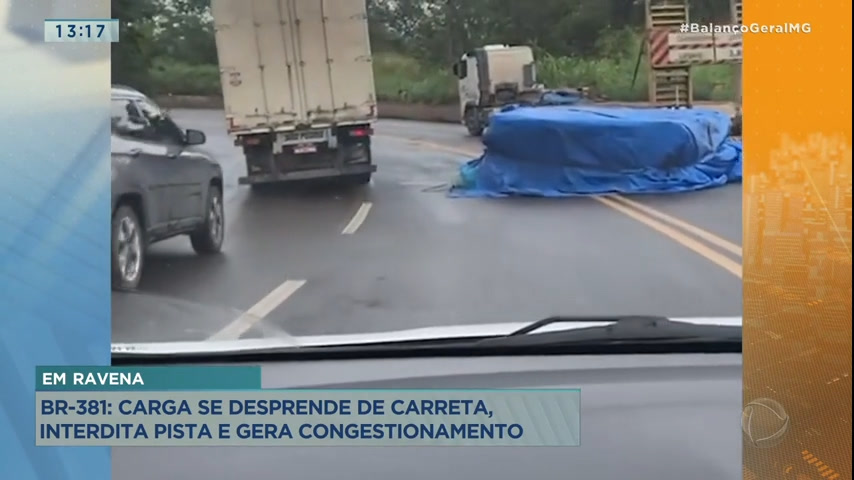Vídeo: Carga se desprende de carreta e interdita BR-381, em Sabará (MG)