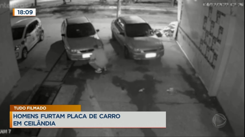Vídeo: Homens furtam placa de carro em Ceilândia (DF)