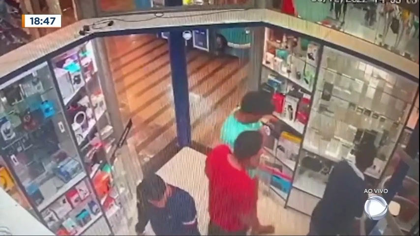 Vídeo: Homem entra em loja e furta celular de R$ 7.500 no Gama