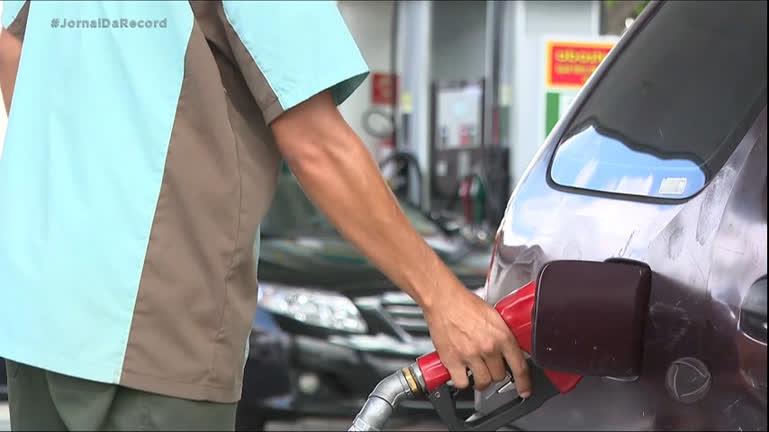 Vídeo: Sem avisar, frentistas abastecem o carro com gasolina aditivada para a conta ficar mais cara