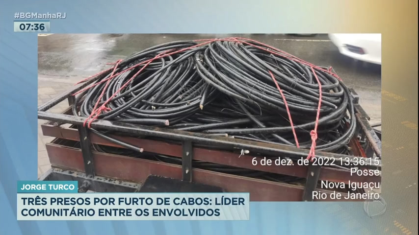 Vídeo: Líder comunitário é preso por furto de cabos em Rocha Miranda