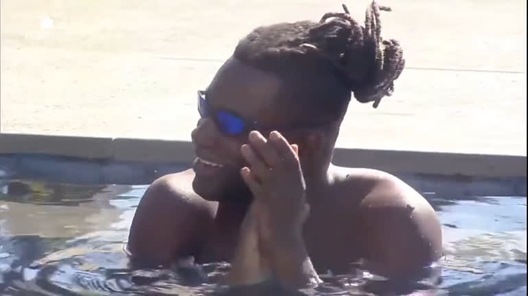 Vídeo: Pelé canta pagode enquanto aproveita dia de sol na piscina | A Fazenda 14
