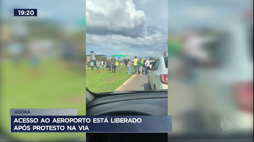 Vídeo: Acesso do aeroporto é liberado após protesto na via