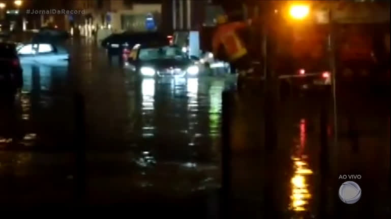 Vídeo: Uma pessoa morre durante temporal em Lisboa, Portugal