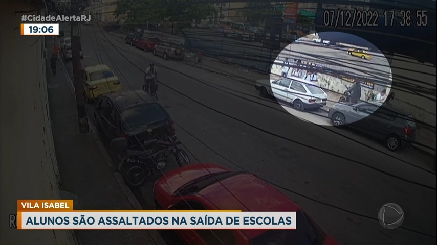 Vídeo: Alunos são assaltados na saída de escola em Vila Isabel (RJ)