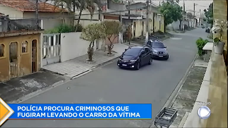 Vídeo: Bandidos fecham carro e sequestram motorista na Grande São Paulo