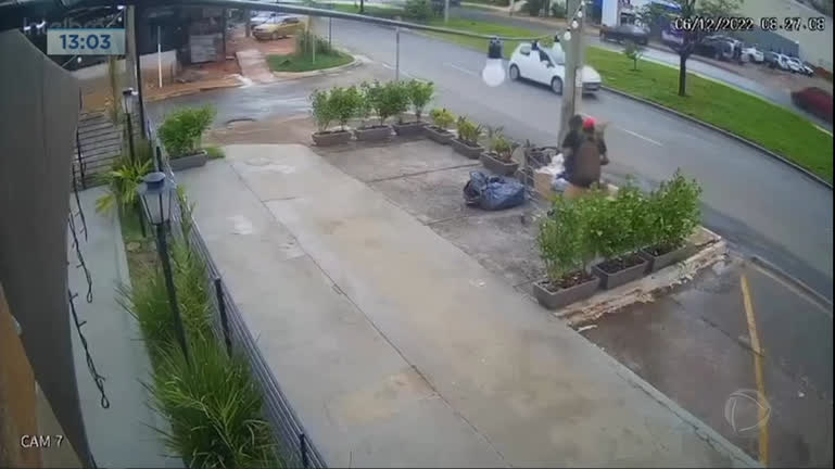Vídeo: Dois homens furtam vasos de plantas em frente de churrascaria no DF
