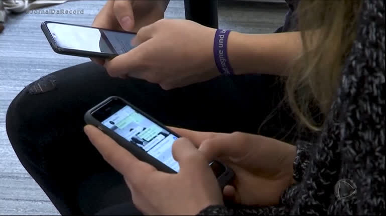 Vídeo: Metade dos brasileiros não consegue ficar mais de uma hora longe do celular, diz pesquisa
