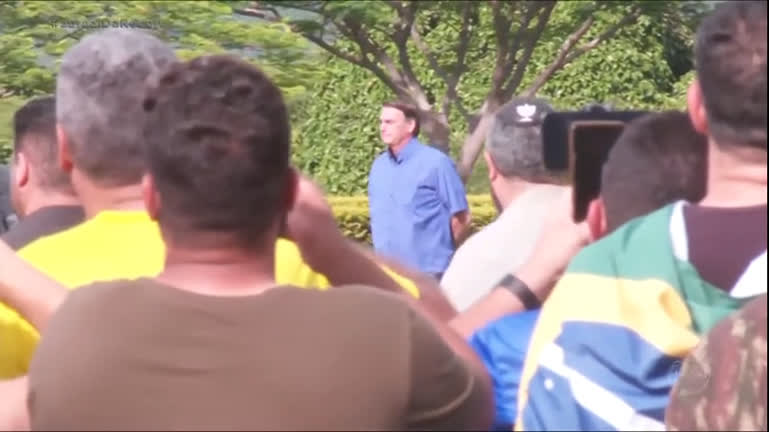 Vídeo: Bolsonaro fala com apoiadores e diz que manifestantes se comportam de forma democrática