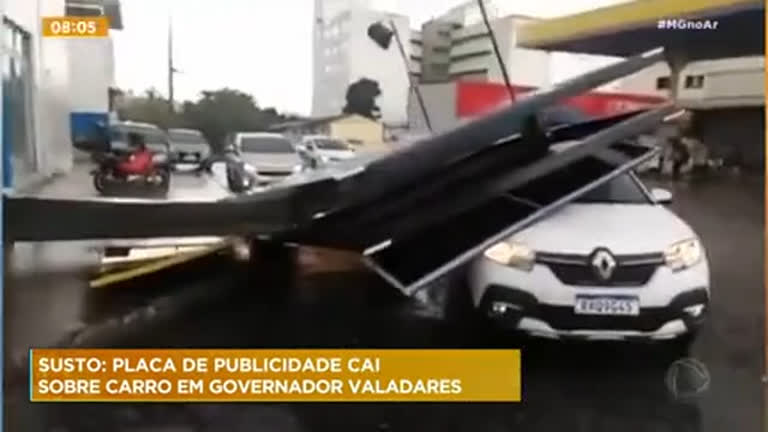 Vídeo: Placa de publicidade cai sobre carro em Governador Valadares (MG)