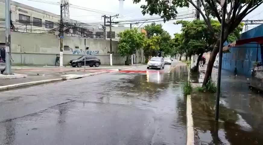 Vídeo: Motorista enfrenta manhã chuvosa em São Paulo; veja vídeo