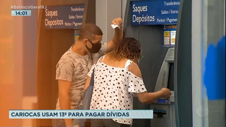 Vídeo: Pesquisa diz que quase metade dos cariocas vão usar 13º para pagar dívidas