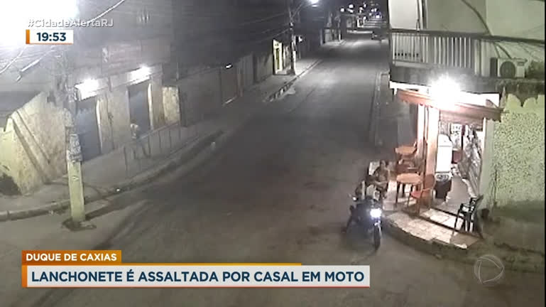 Vídeo: Lanchonete é assaltada por casal de criminosos em Duque de Caxias (RJ)