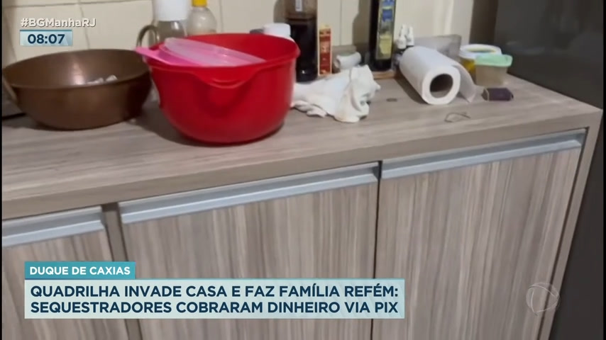 Vídeo: Criminosos invadem casa e exigem transferência de R$ 50 mil na Baixada Fluminense