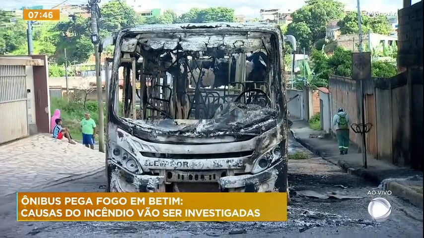 Vídeo: Ônibus com cerca de 40 passageiros pega fogo em Betim (MG)