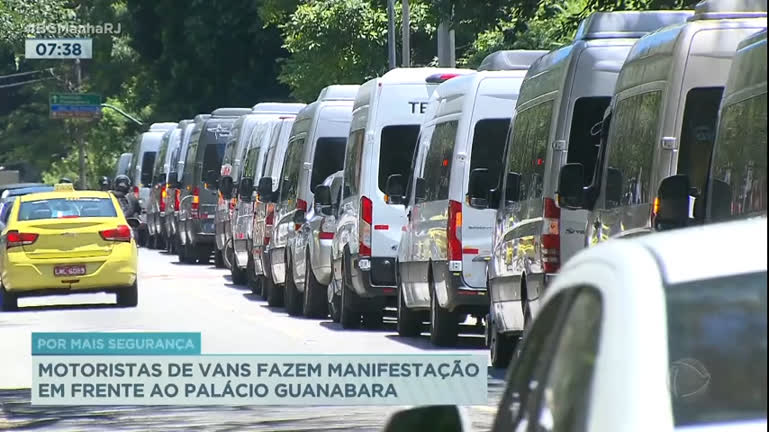 Dúvidas no Trânsito: estacionar em ponto de ônibus é punido com perda de 4  pontos na CNH e multa - RecordTV - R7 Balanço Geral Manhã RJ