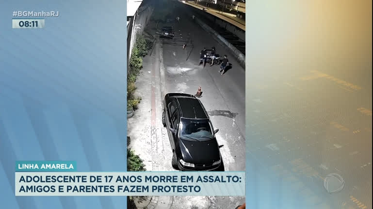 Vídeo: Moradores fazem protesto após morte de jovem em assalto na Linha Amarela