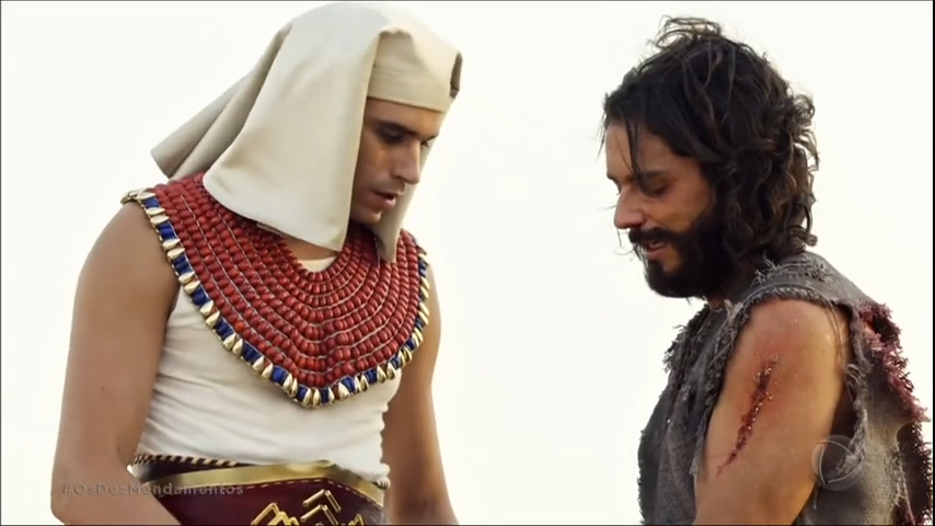 Moisés salva a vida de Arão e mata oficial egípcio | Os Dez Mandamentos