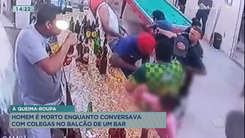 Vídeo: Homem é morto enquanto conversava com colegas em bar da Grande BH