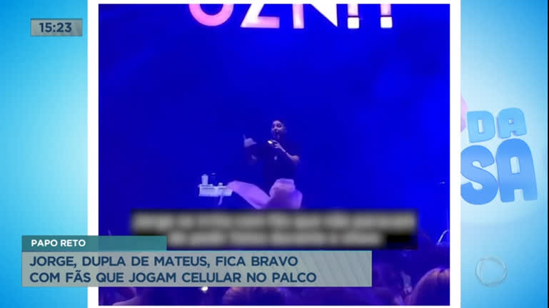 Vídeo: Jorge, dupla de Mateus, fica bravo com fãs que jogam celular no palco