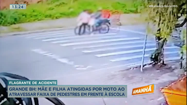 Vídeo: Mãe e filha são atingidas por moto ao atravessar faixa de pedestres em frente à escola